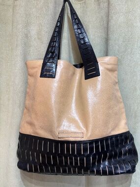 Classic leather shoulder tote bag! BCBGMAXAZRIA